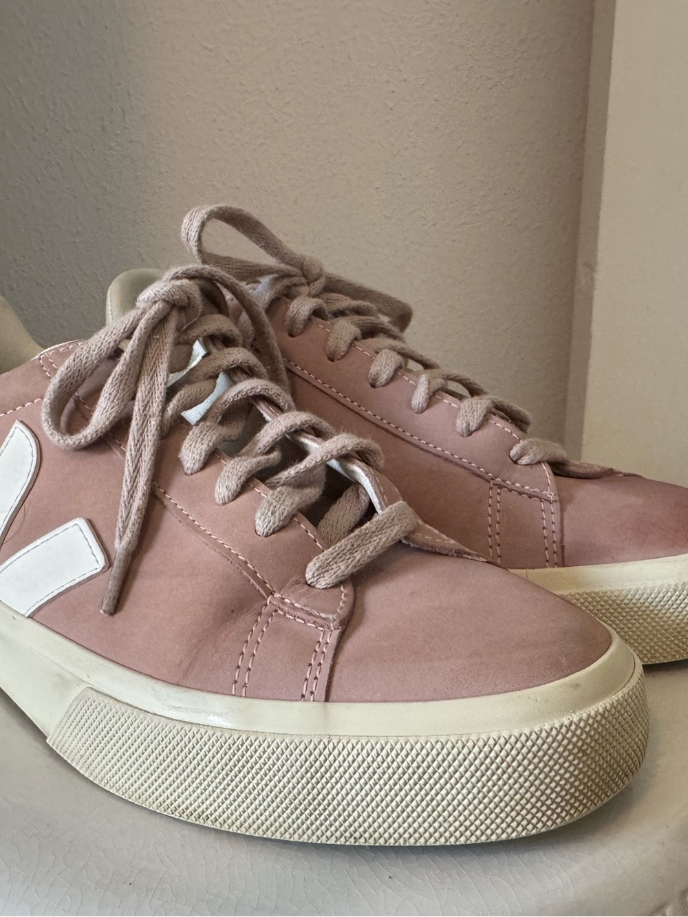 Veja Pink Leather Low-Top Sneakers with White V - Picture 2 of 5